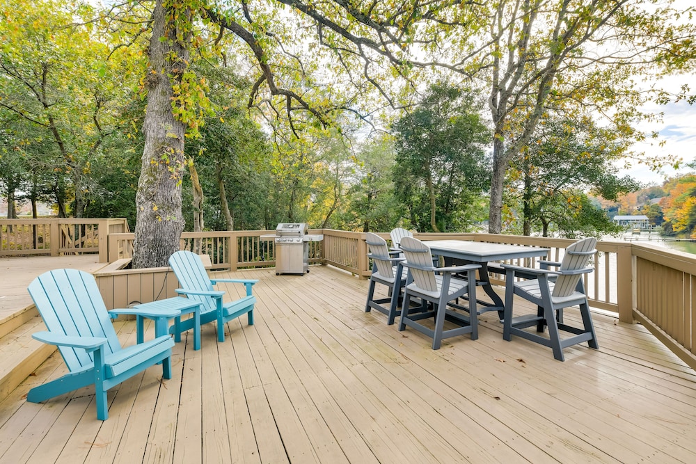 Waterfront Topping Vacation Home w/ Boat Dock!