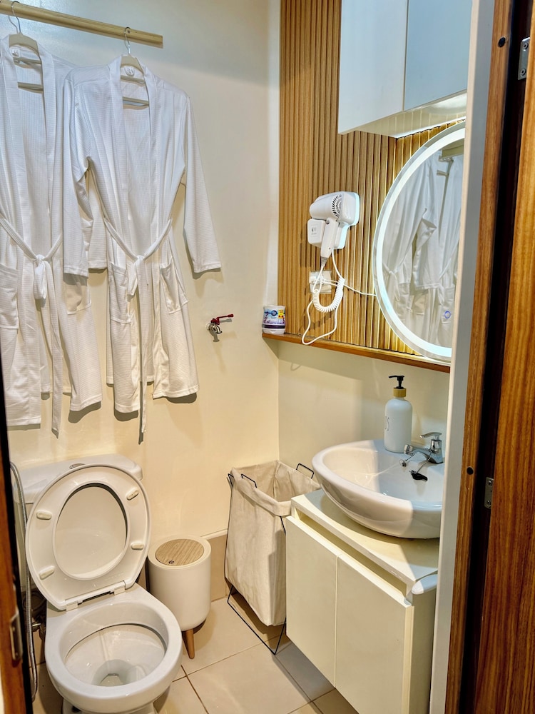 Cozy Retreat w/Balcony Near SM Mall/NAIA Airport