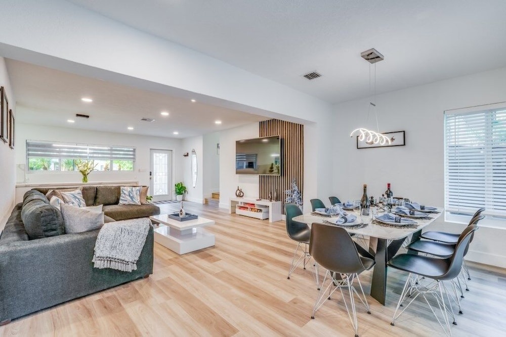 Friendly Fox Luxury Pool & Spa - Near Dt & Beach 4 Bedroom Home