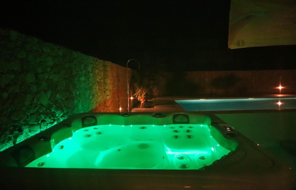 Comfortable Home With hot tub and Communal Pool view 2