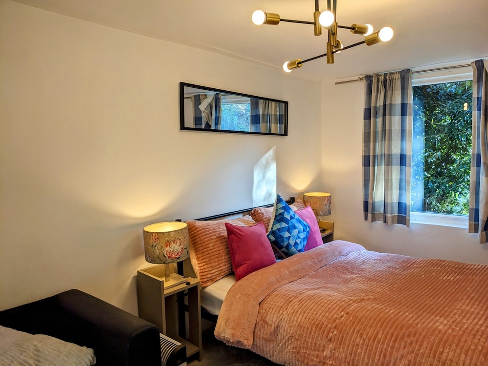 Small 1-bed Apartment in London view 4