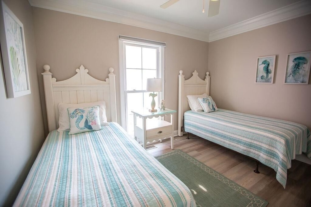 Paw-paw's Place 6 Bedroom Home by RedAwning