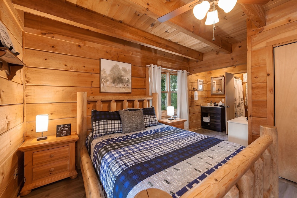 Pappy's Peak 2 Bedroom Cabin by RedAwning view 2