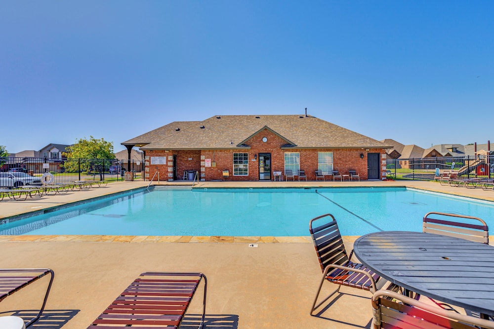 14 Mi to Dtwn Okc: Edmond Gem w/ Fenced Yard!