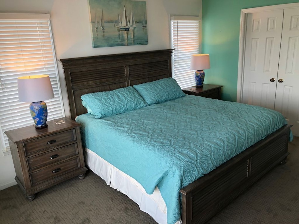 Myrtle Beach Vacations - Tailslide Inn 4 Bedroom Home by RedAwning - Property Image 1