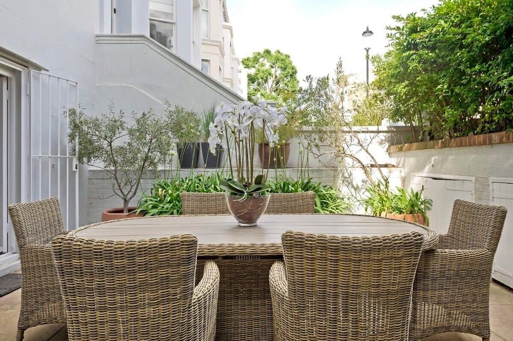 Large 2 Bedroom Kensington Garden Flat