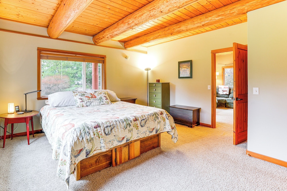 11 Mi to Olympic NP: Port Angeles Retreat w/ Deck