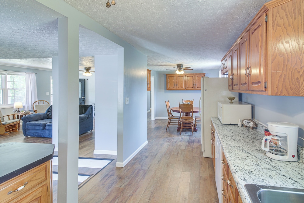 7 Mi to Barren River Lake: Quiet Getaway w/ Yard!