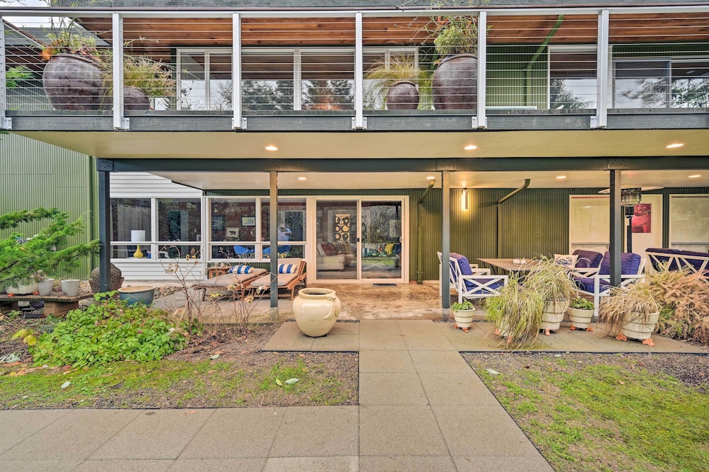 Edmonds Apartment With Private Wine Cellar!