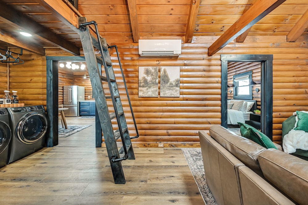 Peaceful Cabin w/ Hot Tub in Dundee: Dogs Welcome