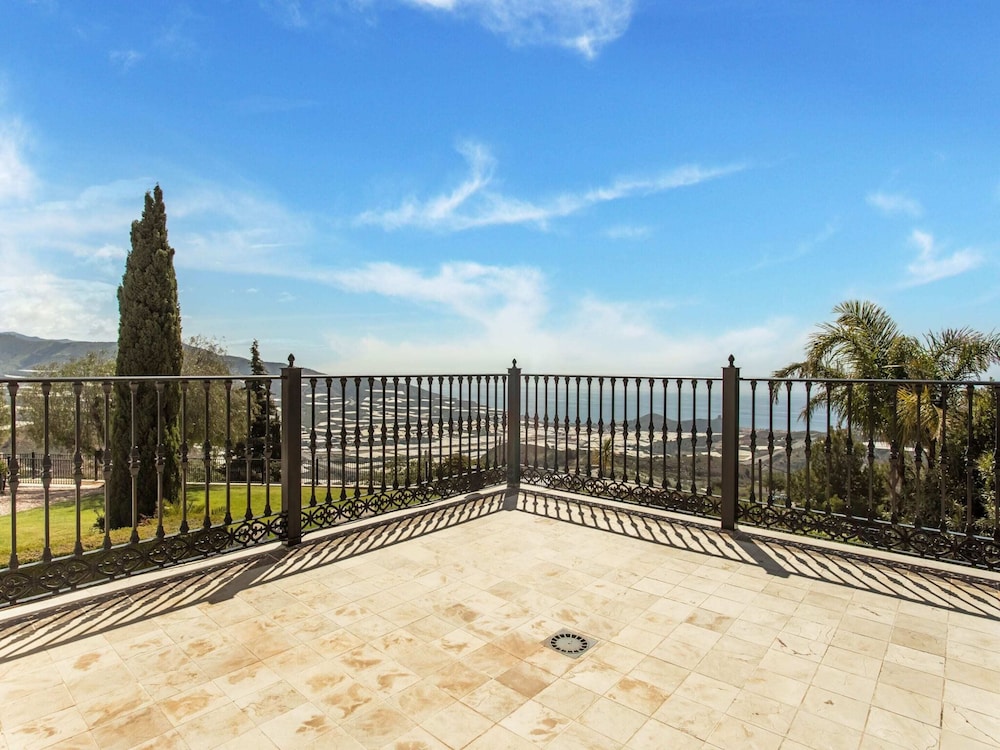 Villa in Granada With Sea Views & Pool