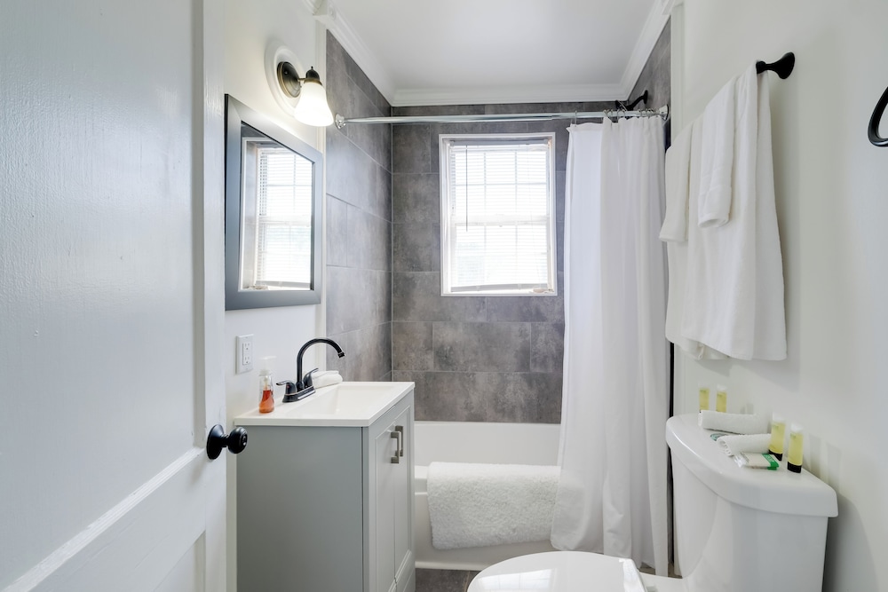 Near Loudoun Wine Trail: Apt w/ Restaurant On-site