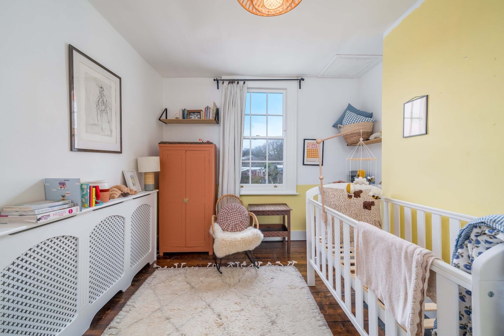 JOIVY Stylish 2-Bed House W/ Private Garden In Hackney