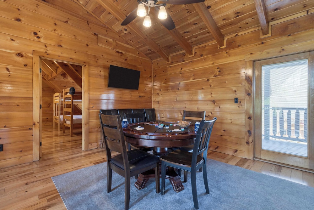 Luxury Cabin Sleeps 19 Game Room, Hot Tub Dollywood Alpine Mountain Lodge