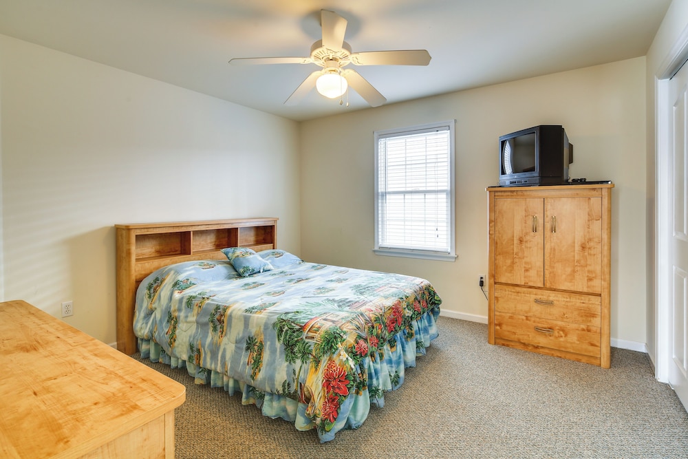 Walk to Beach: Wildwood Apt w/ Balcony!