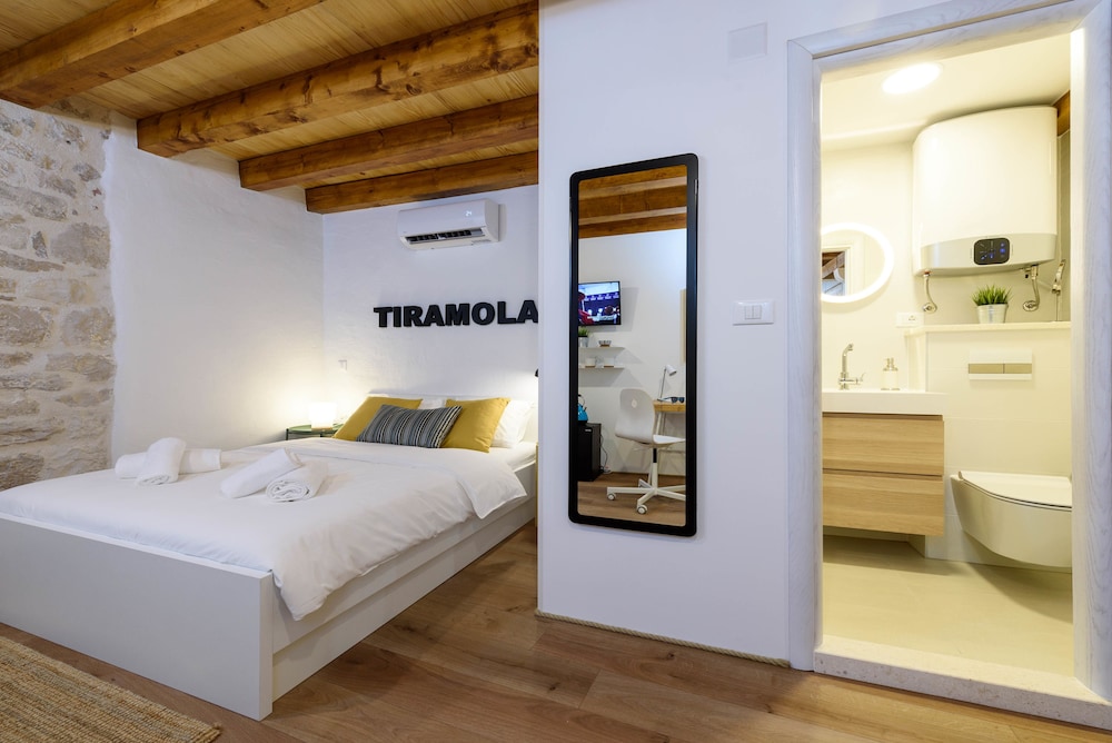 Apartments & Rooms Tiramola