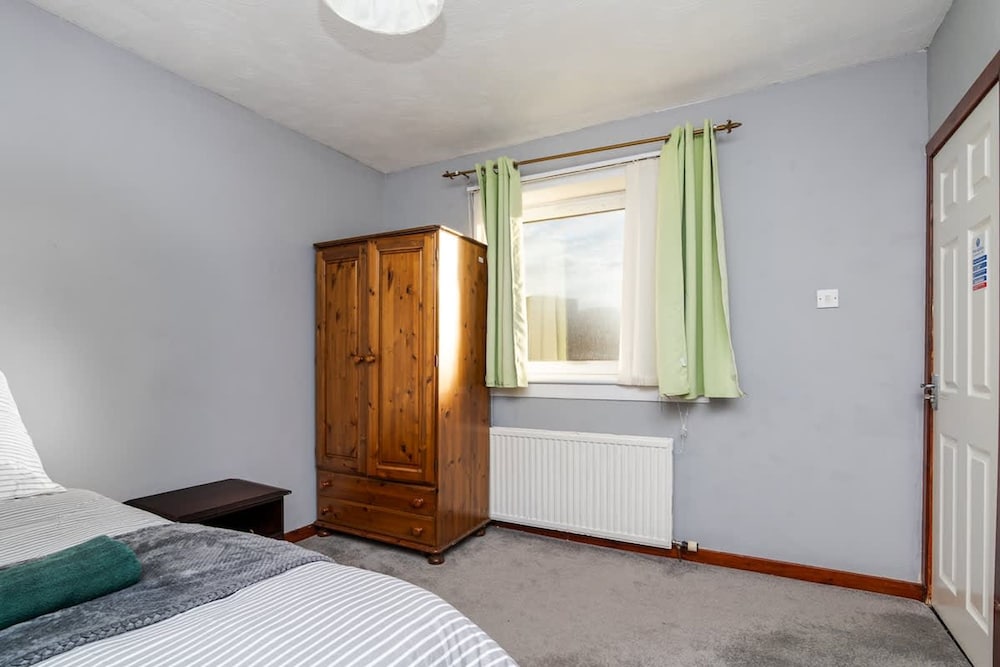 4 Bedroom House - Free Parking