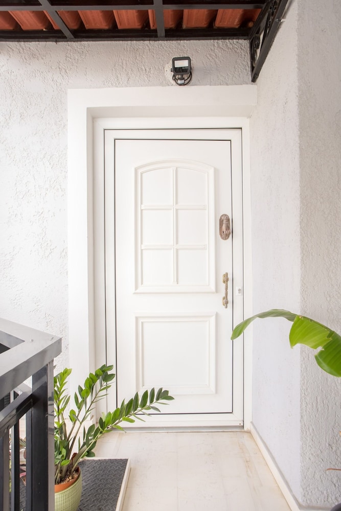 The White Marble Luxury City Apt