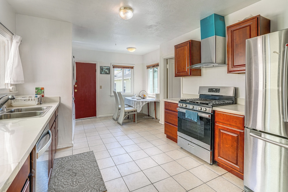 Walkable East Bay Home - 2 Mi to Bart Station