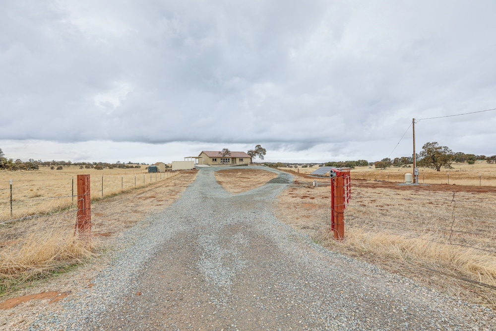 On-site Winery: Rural Plymouth Getaway!
