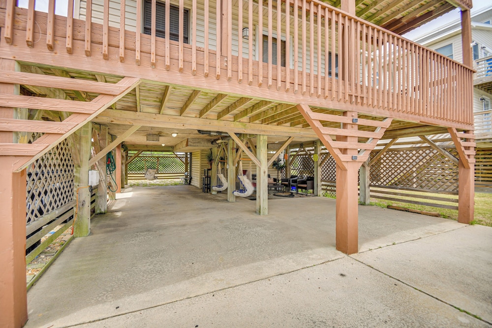 Walk to Beach + Restaurants: Outer Banks Retreat