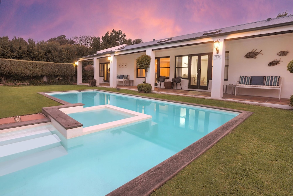 Sixteen Guest House on Main