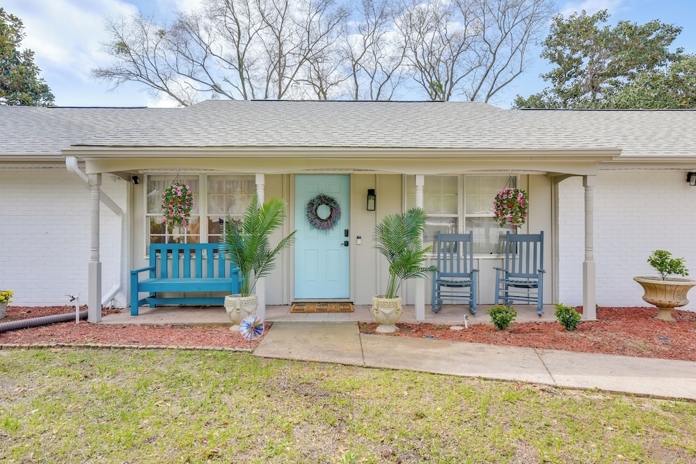 2 Mi to Shore: Modern Retreat in Fort Walton Beach