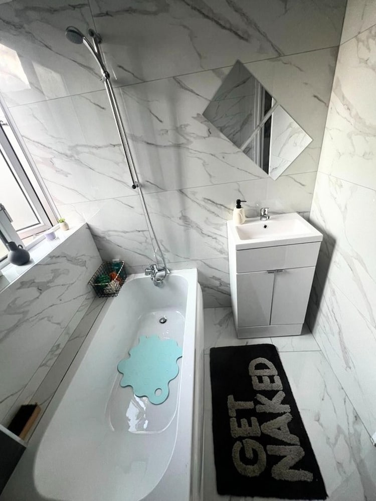 London Luxe Apartment - Spacious & Stylish
