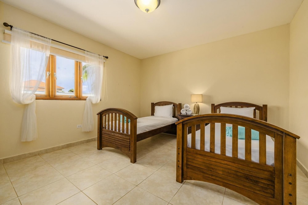 4BR Villa Short Walk to Beach in Amazing Location