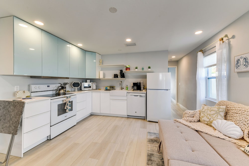 6 Mi to Dtwn: Sarasota Apt w/ Patio & Fire Pit