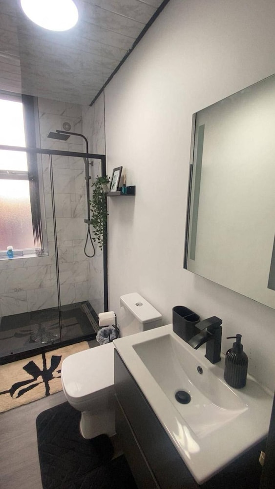 2 Bed Flat - Sleeps 5 - Parking - Wifi