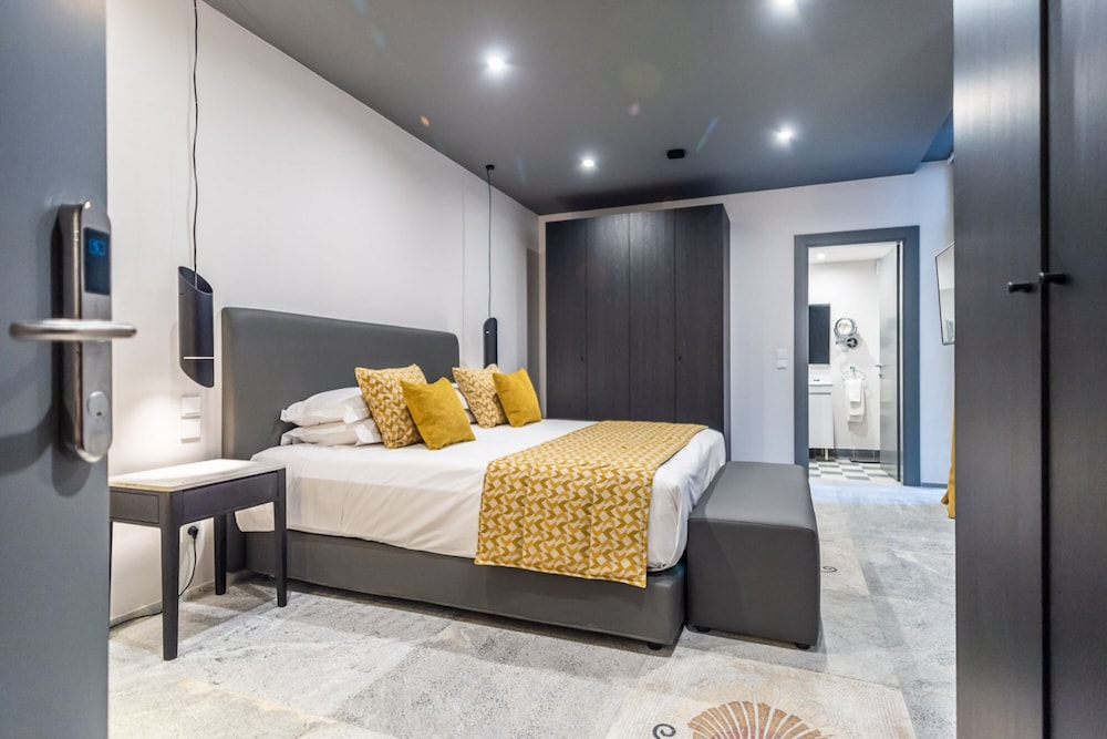 33 Solonos Suites