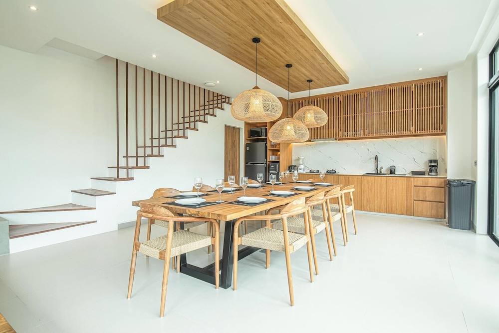 Luxury 5BR Retreat, 400m From Café Del Mar Shore