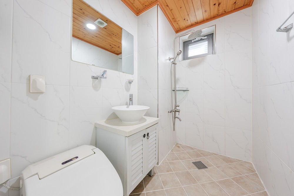 Geoje Pension Kan Pool Villa