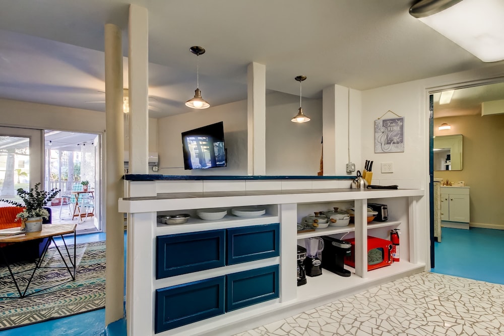 Simple Modern Gem 2 Blocks to Beach Pet Friendly