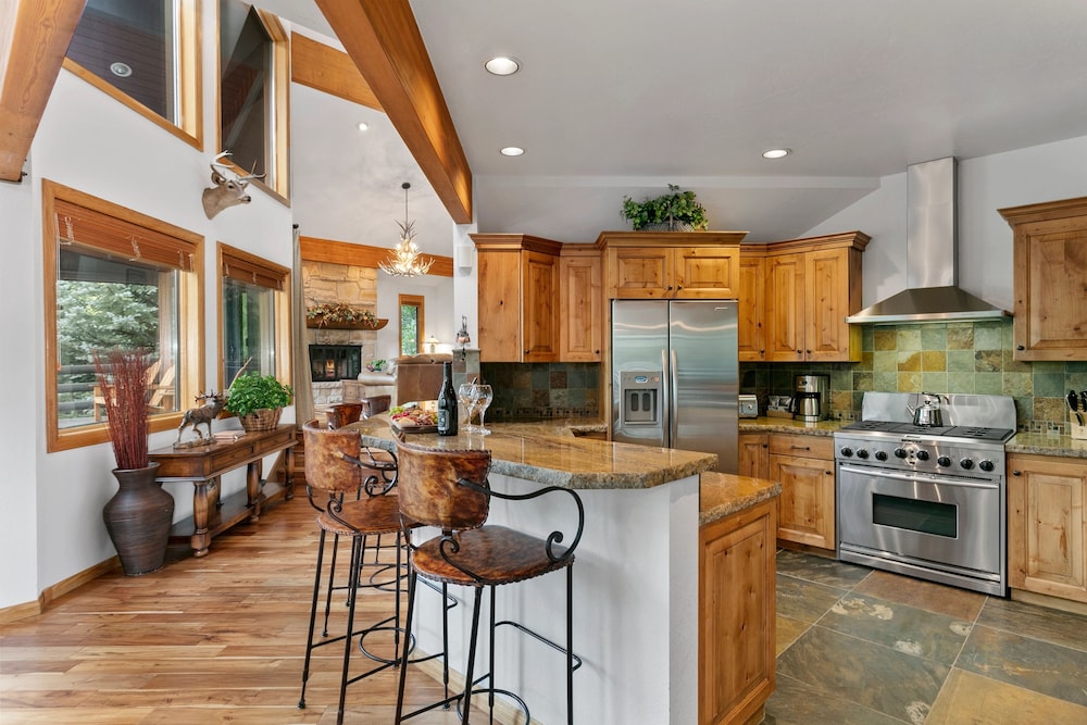 Queen Esther Drive Home at Deer Valley Resort - 4 Bedroom Home with Hot Tub #2436 4 Condo