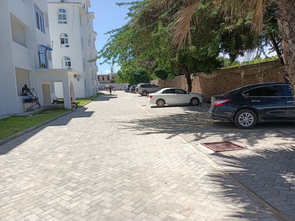 1-bedroom Apartment With Pool View, Beach Experien