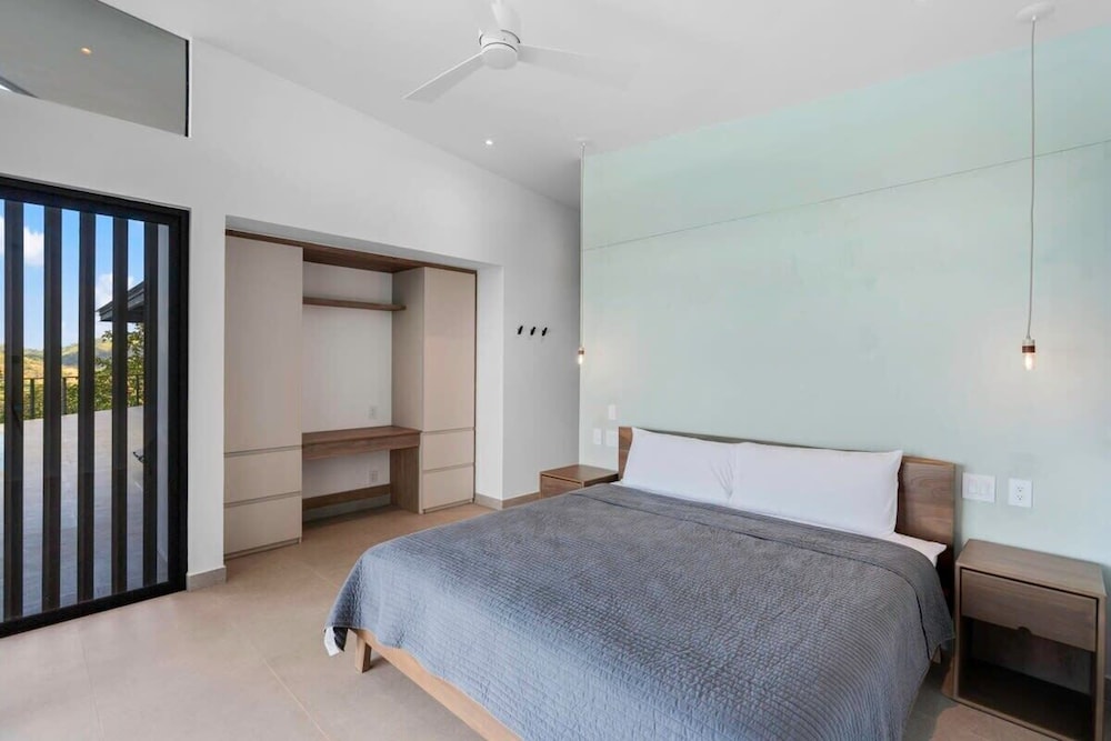 Luxurious Ultramodern Property with Private Suites, Infinity Pool, and Sweeping Ocean and Mountain Views