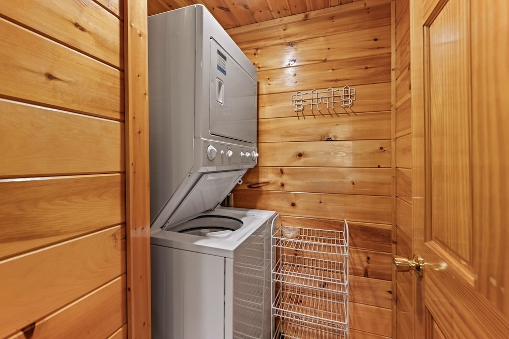 Triple Mountain View Stunning 4 BDR Cabin w/ Private Hot Tub, Game Room