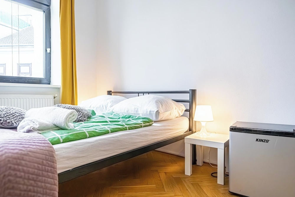 Cozy 4BR Apt Garden Close to Danube