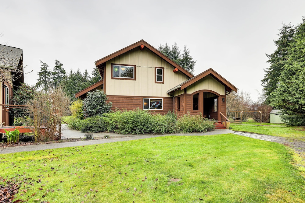 11 Mi to Olympic NP: Port Angeles Retreat w/ Deck