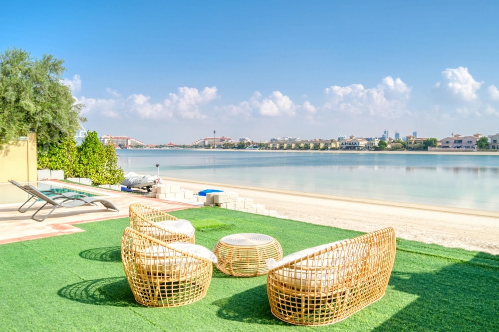 Exclusive 6BR Palm Villa w Private Pool and Beach