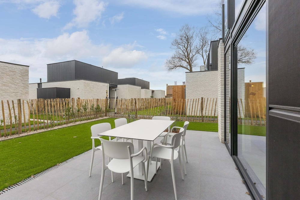 Newly Built Holiday Home for 6 People by the sea