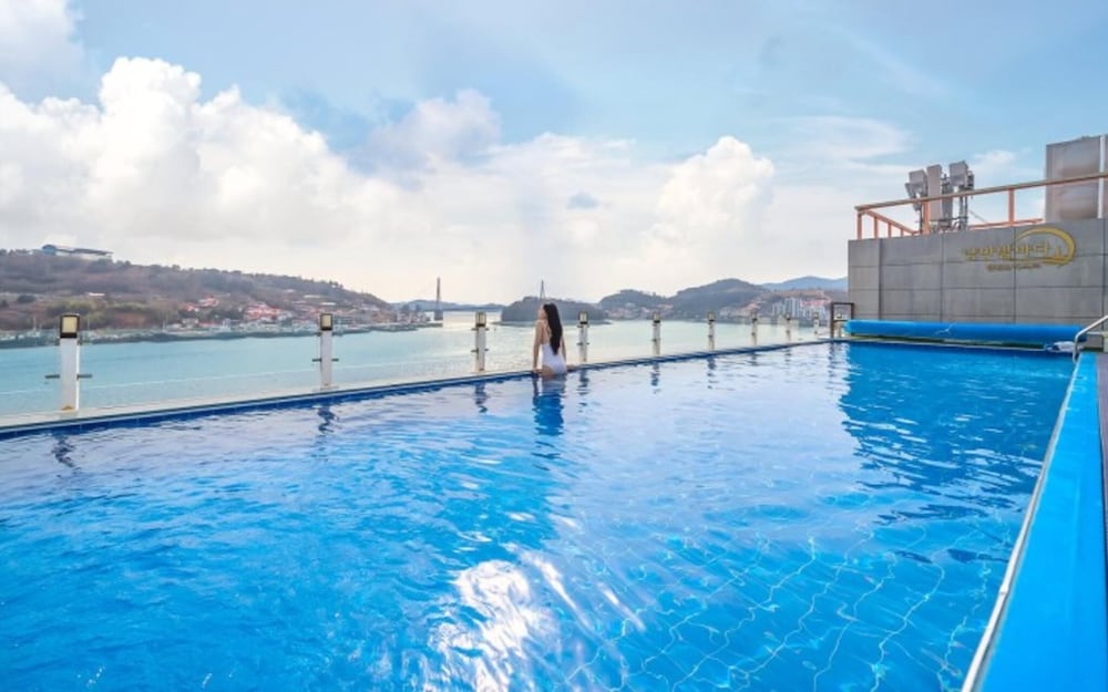 Yeosu Romance Night Sea Pension Resort view 2