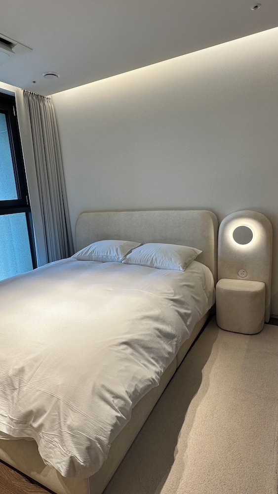Caelum Black Gangnam Luxury Apt
