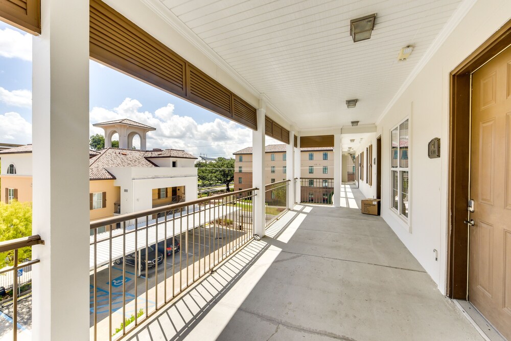 Lovely Baton Rouge Condo ~ 1 Mi to LSU view 4