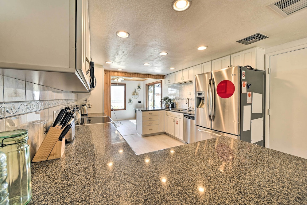 Chic Joshua Tree Pad w/ Mountain Views  Hot Tub - Property Image 26