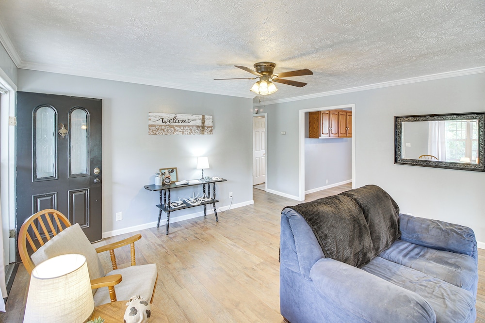 7 Mi to Barren River Lake: Quiet Getaway w/ Yard!