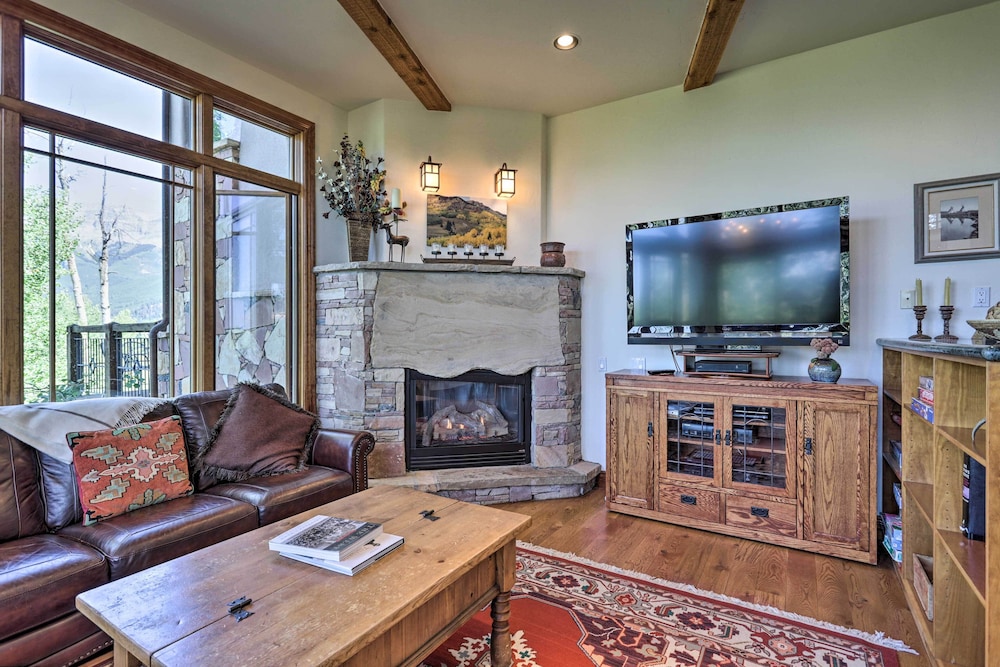 Upscale Ski-in/ski-out Escape w/ Deck + Grill