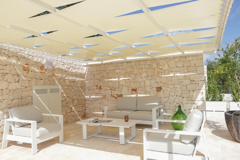 TD Trulli Saveni Trulli With Pool Near the Centre